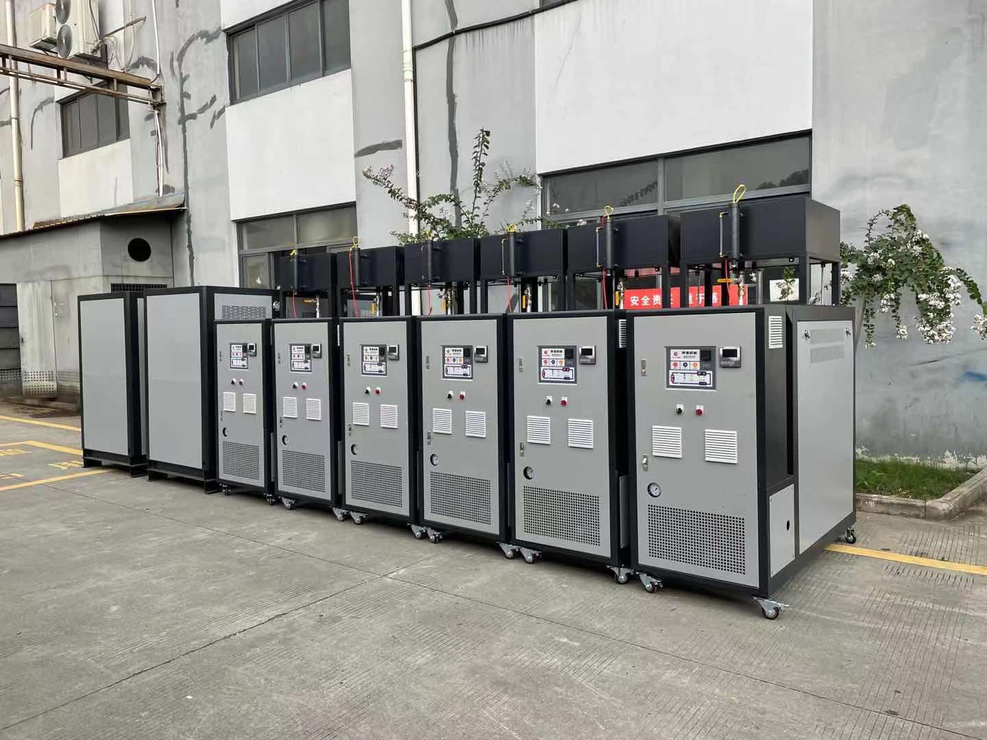 热媒电加热导热油炉具有低压、高温的特性,是一种新型环保工业炉。